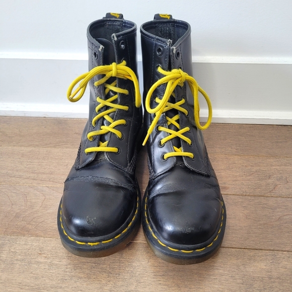 Dr. Martens Shoes - Black Dr Martens boots Size 8